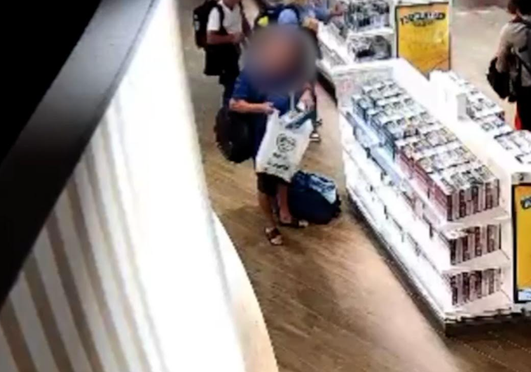 Cae un grupo de ladrones de aeropuerto que había robado más de 272.000 euros en perfumes y cosméticos Cae un grupo de ladrones de aeropuerto que había robado más de 272.000 euros en perfumes y cosméticos