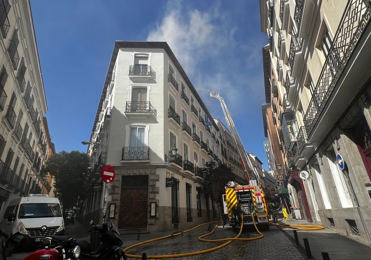 Un incendio en un edificio del centro de Madrid deja dos heridos leves y afecta a la estructura de la cubierta Un incendio en un edificio del centro de Madrid deja dos heridos leves y afecta a la estructura de la cubierta