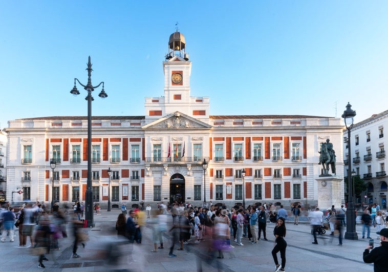 Una lona cubrirá varios meses la Real Casa de Correos mientras se somete a una restauración Una lona cubrirá varios meses la Real Casa de Correos mientras se somete a una restauración