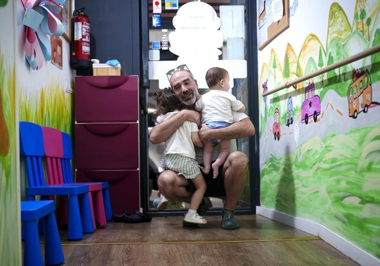 Miguel, empleado de Repsol: «Nadie me echa en cara que vaya a por mis hijos porque hay una cultura en la empresa establecida» Miguel, empleado de Repsol: «Nadie me echa en cara que vaya a por mis hijos porque hay una cultura en la empresa establecida»