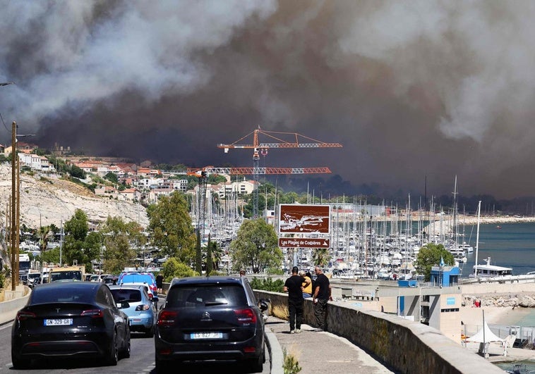 Un incendio obliga a confinar a miles de personas y a cerrar el aeropuerto de Marsella Un incendio obliga a confinar a miles de personas y a cerrar el aeropuerto de Marsella