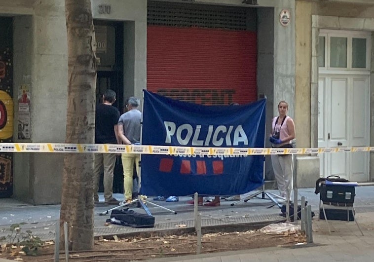 Los Mossos investigan la ejecución de un hombre en un portal del centro de Barcelona Los Mossos investigan la ejecución de un hombre en un portal del centro de Barcelona