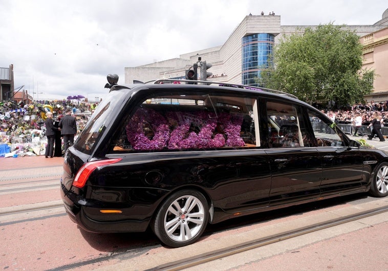 El cortejo fúnebre de Ozzy Osbourne en Birmingham, en imágenes El cortejo fúnebre de Ozzy Osbourne en Birmingham, en imágenes