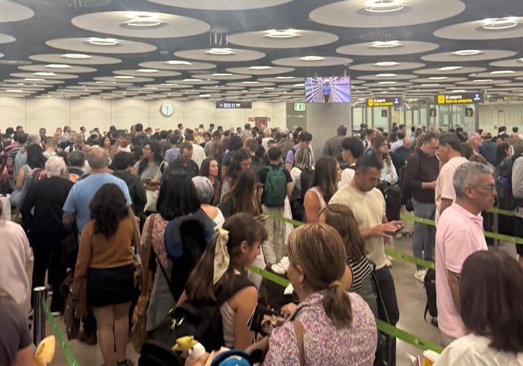 Las aglomeraciones se repiten en el filtro de pasaportes de Barajas pese al refuerzo policial Las aglomeraciones se repiten en el filtro de pasaportes de Barajas pese al refuerzo policial