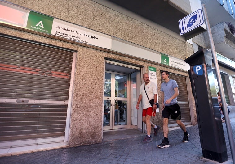 La UCO investiga a tres enchufados del PSOE que la Junta va a despedir por carecer de la titulación La UCO investiga a tres enchufados del PSOE que la Junta va a despedir por carecer de la titulación
