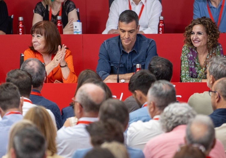 Un nuevo caso de machismo dentro del PSOE revienta el discurso de renovación de Sánchez Un nuevo caso de machismo dentro del PSOE revienta el discurso de renovación de Sánchez
