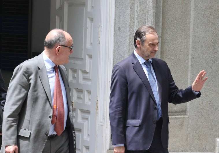 El PSOE informa al juez de que abonó a Ábalos 586.000 euros en 10 años El PSOE informa al juez de que abonó a Ábalos 586.000 euros en 10 años