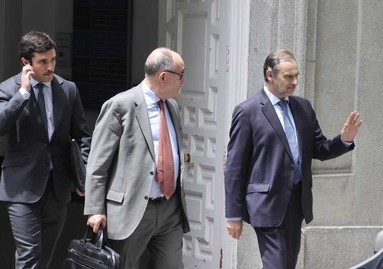 Koldo y Ábalos no cambian su estrategia de defensa pese a la entrada en prisión de Cerdán Koldo y Ábalos no cambian su estrategia de defensa pese a la entrada en prisión de Cerdán