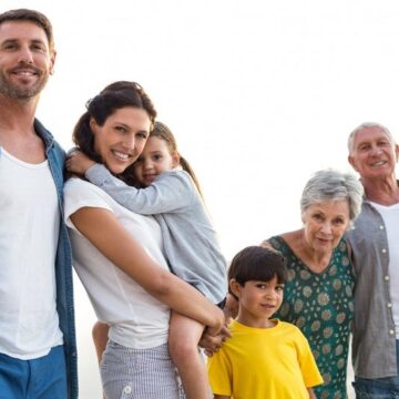 Vacaciones con los abuelos: «No podemos pretender que cuiden a los nietos durante el año»