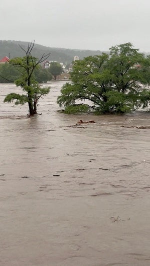 Al menos 13 muertos y 20 niñas desaparecidas en una riada en Texas Al menos 13 muertos y 20 niñas desaparecidas en una riada en Texas
