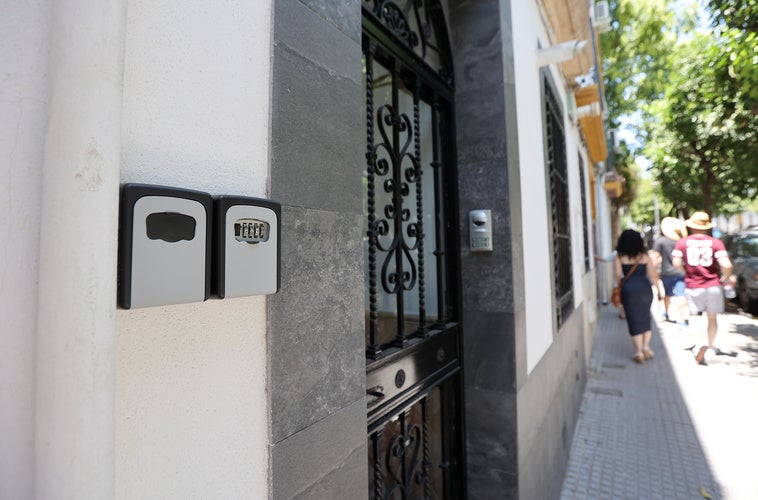 Vivienda y Airbnb acuerdan la retirada de anuncios sin código y el envío mensual de datos desde agosto Vivienda y Airbnb acuerdan la retirada de anuncios sin código y el envío mensual de datos desde agosto