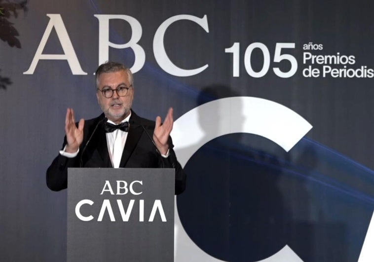 Carlos Alsina: «Cambié la prensa por la radio y desde entonces no he parado de escribir» Carlos Alsina: «Cambié la prensa por la radio y desde entonces no he parado de escribir»