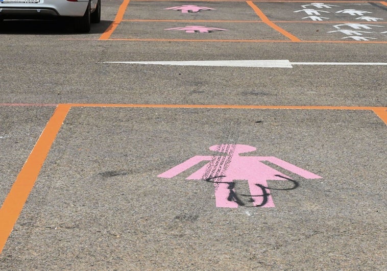 Vandalizan el aparcamiento exclusivo para mujeres con pintadas obscenas Vandalizan el aparcamiento exclusivo para mujeres con pintadas obscenas