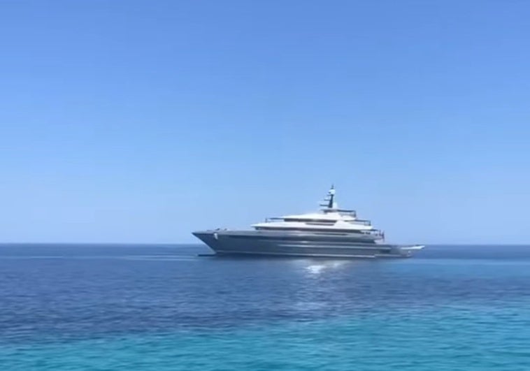 Multa de 200.000 euros al megayate Attila tras navegar de forma irregular en aguas de Formentera Multa de 200.000 euros al megayate Attila tras navegar de forma irregular en aguas de Formentera