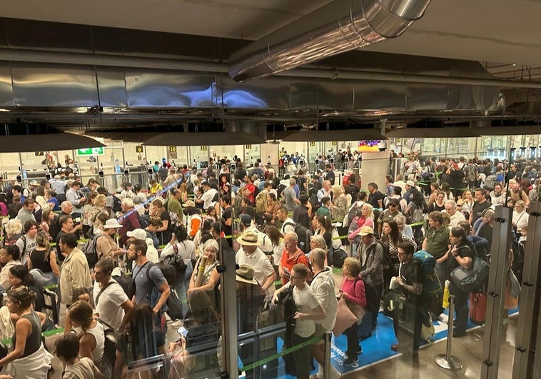 Nueva jornada de caos en los transportes: el control de pasajeros de Barajas, colapsado Nueva jornada de caos en los transportes: el control de pasajeros de Barajas, colapsado