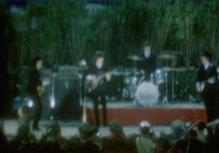 Los Beatles a todo color y con trajes azules en el concierto de la Monumental en Barcelona Los Beatles a todo color y con trajes azules en el concierto de la Monumental en Barcelona