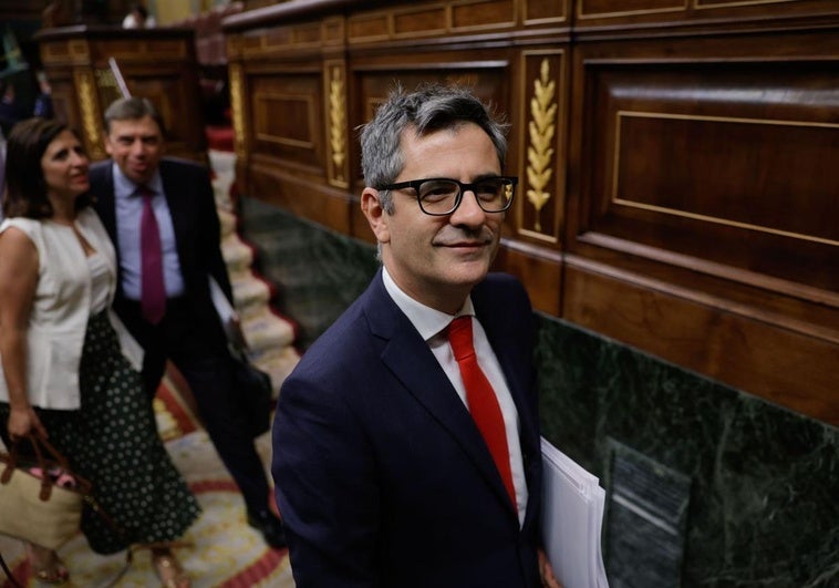 El Gobierno acusa al PP de meter la política «en las cloacas» y prefiere hablar de «becas y empleo» El Gobierno acusa al PP de meter la política «en las cloacas» y prefiere hablar de «becas y empleo»