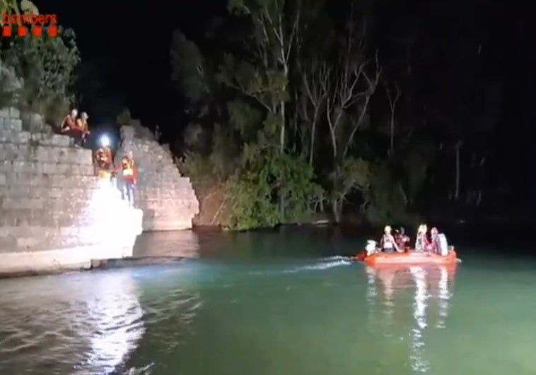 Hallados dos cadáveres en el río Segre donde los Bomberos buscan a dos desaparecidos tras bañarse en el pantano de Camarasa Hallados dos cadáveres en el río Segre donde los Bomberos buscan a dos desaparecidos tras bañarse en el pantano de Camarasa