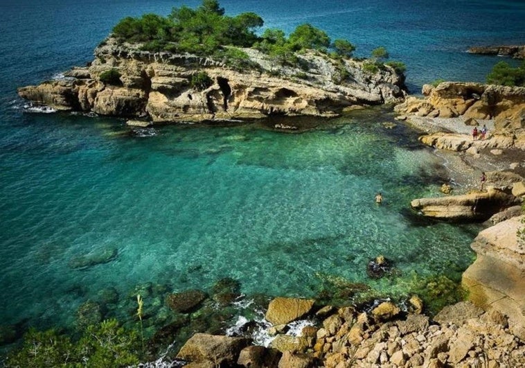 La paradisíaca cala de Cataluña que es poco conocida y se esconde dentro de una cueva La paradisíaca cala de Cataluña que es poco conocida y se esconde dentro de una cueva