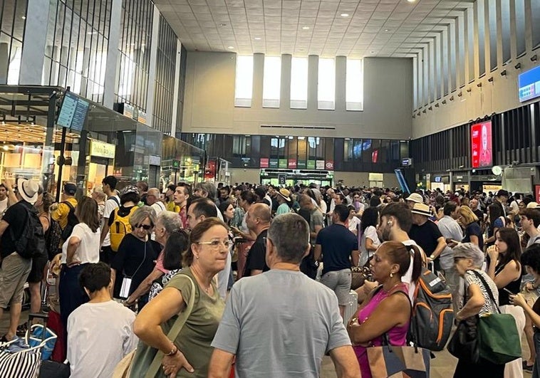 Nuevo colapso ferroviario: los trenes entre Madrid y el sur de España no circulan desde hace 14 horas Nuevo colapso ferroviario: los trenes entre Madrid y el sur de España no circulan desde hace 14 horas