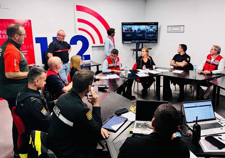 Emergencias de la Generalitat disponía el día de la dana de 14 técnicos formados para enviar la alerta que llegó tarde Emergencias de la Generalitat disponía el día de la dana de 14 técnicos formados para enviar la alerta que llegó tarde