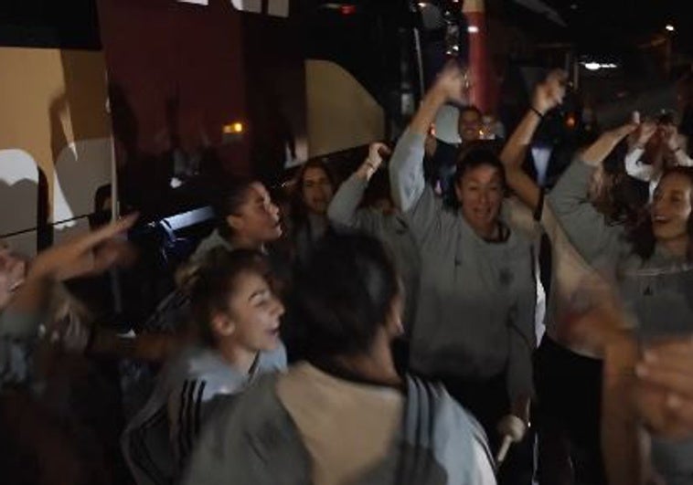Tambores, bailes y canciones junto al bus: así fue la fiesta de España que enervó a la prensa alemana Tambores, bailes y canciones junto al bus: así fue la fiesta de España que enervó a la prensa alemana
