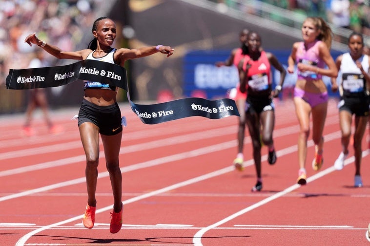 Kipyegon y Chebet destrozan los récords mundiales de 1.500 y 5.000 en Oregon Kipyegon y Chebet destrozan los récords mundiales de 1.500 y 5.000 en Oregon