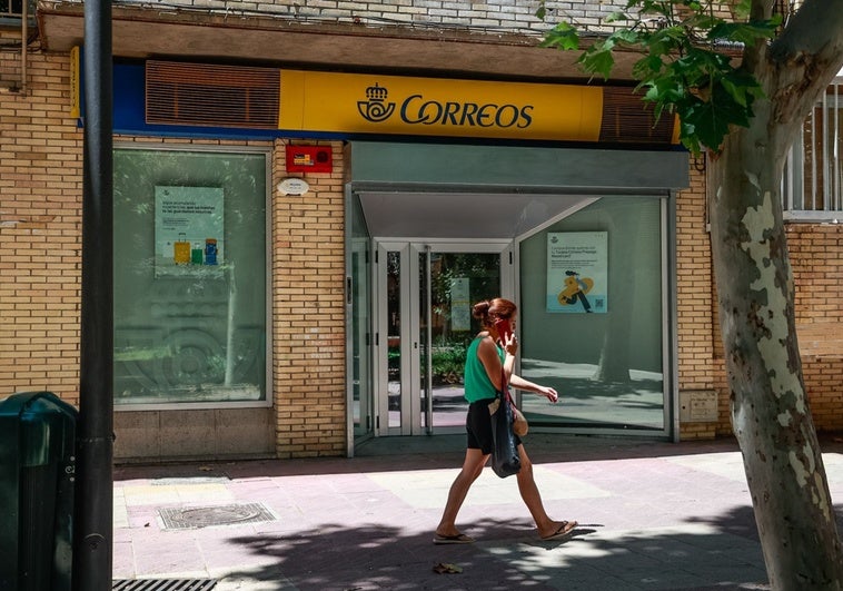 Atracan la oficina de Correos de Orcasitas dos veces en 24 horas: «Mañana abriremos, si no vuelve el mismo susodicho» Atracan la oficina de Correos de Orcasitas dos veces en 24 horas: «Mañana abriremos, si no vuelve el mismo susodicho»