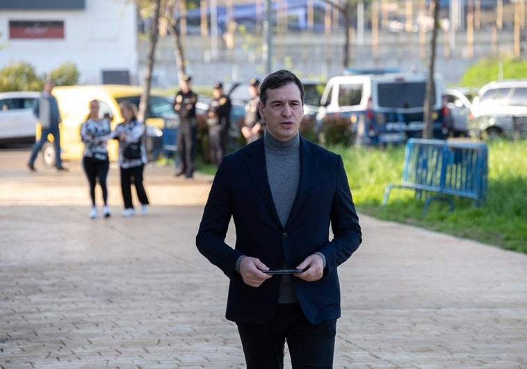 La juez no retira el pasaporte al hermano de Pedro Sánchez pero le pide que informe de si se va a Japón La juez no retira el pasaporte al hermano de Pedro Sánchez pero le pide que informe de si se va a Japón