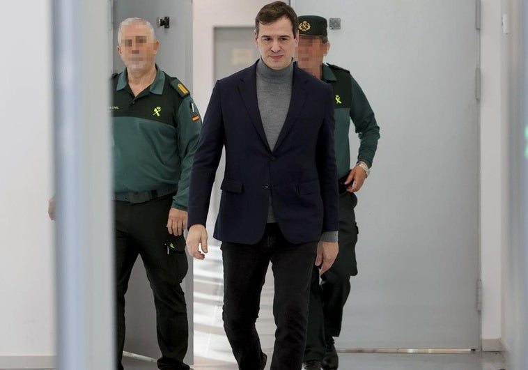 La acusación popular pide que se retire el pasaporte al hermano de Sánchez La acusación popular pide que se retire el pasaporte al hermano de Sánchez