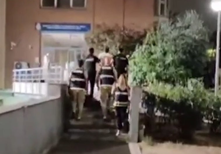 Ataque homófobo en el metro de Madrid: un detenido por agredir a dos personas Ataque homófobo en el metro de Madrid: un detenido por agredir a dos personas