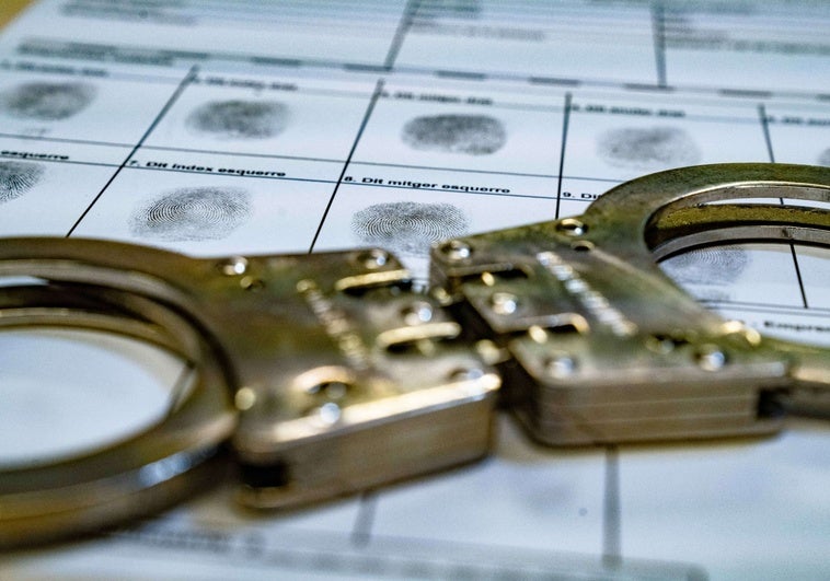 Detenidas dos cuidadoras por estafar medio millón de euros a una anciana en Barcelona Detenidas dos cuidadoras por estafar medio millón de euros a una anciana en Barcelona