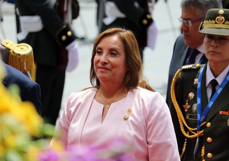 La presidenta de Perú firma el decreto en el que se aumenta el sueldo en un 125% La presidenta de Perú firma el decreto en el que se aumenta el sueldo en un 125%