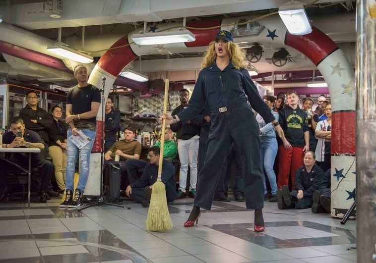 La 'drag queen' de Rota deja sin jefe a la Séptima Flota La ‘drag queen’ de Rota deja sin jefe a la Séptima Flota
