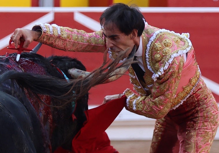 Fortes y su toreo de mirlo blanco, a hombros con Adrián tras la voltereta Fortes y su toreo de mirlo blanco, a hombros con Adrián tras la voltereta