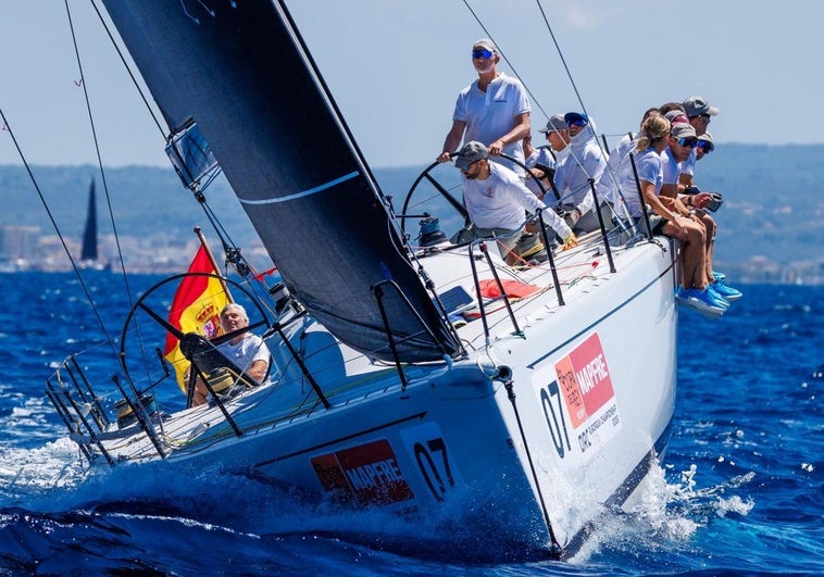 El reencuentro del Rey con la tripulación del Aifos inaugura las vacaciones oficiales en Palma El reencuentro del Rey con la tripulación del Aifos inaugura las vacaciones oficiales en Palma