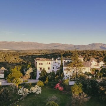 El hotel andaluz que parece un pueblo blanco, tiene un restaurante Michelin, caballos y spa en la sierra