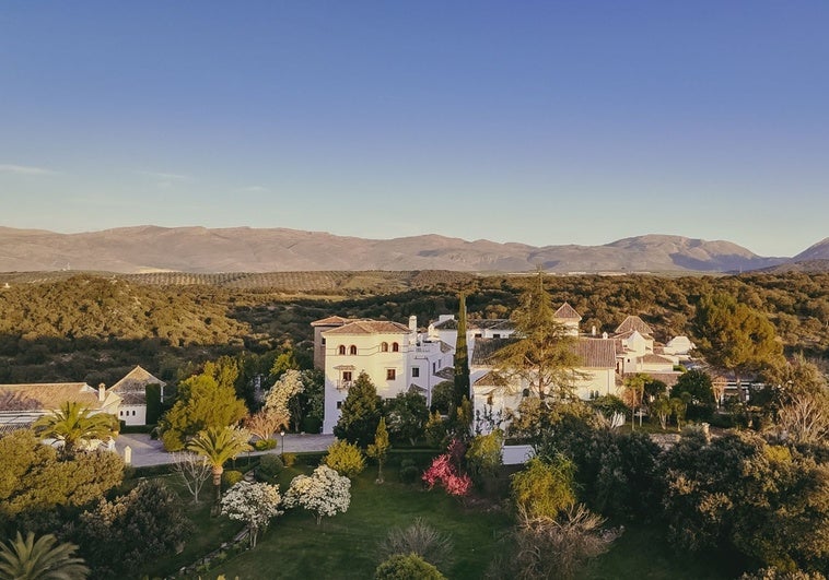 El hotel andaluz que parece un pueblo blanco, tiene un restaurante Michelin, caballos y spa en la sierra El hotel andaluz que parece un pueblo blanco, tiene un restaurante Michelin, caballos y spa en la sierra