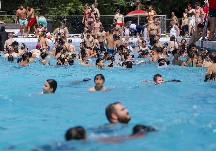 Escándalo en Alemania por los tocamientos a niñas en una piscina pública por parte de un grupo de sirios Escándalo en Alemania por los tocamientos a niñas en una piscina pública por parte de un grupo de sirios