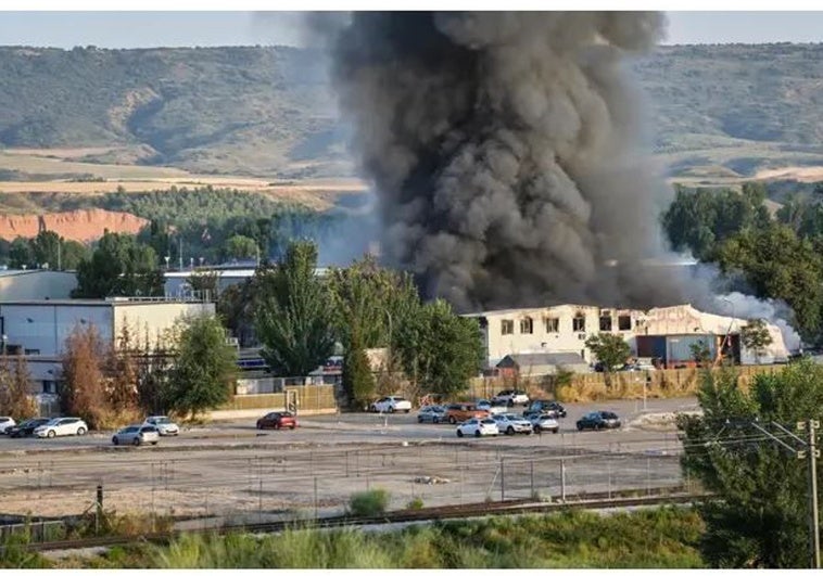 El 112 desactiva el Platecam en Cabanillas y Alovera por el incendio de la fábrica de pilas, pero se mantiene en Azuqueca de Henares El 112 desactiva el Platecam en Cabanillas y Alovera por el incendio de la fábrica de pilas, pero se mantiene en Azuqueca de Henares
