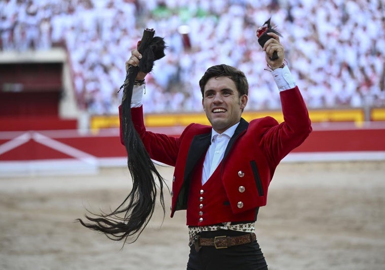 Chupinazo de dos orejas y rabo para Guillermo Hermoso en una extraordinaria corrida de Capea Chupinazo de dos orejas y rabo para Guillermo Hermoso en una extraordinaria corrida de Capea