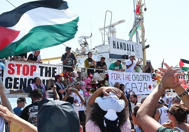 Exteriores convoca al encargado de negocios de Israel tras la detención de dos españoles que iban en el barco de ayuda a Gaza Exteriores convoca al encargado de negocios de Israel tras la detención de dos españoles que iban en el barco de ayuda a Gaza