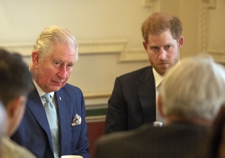 Primer paso hacia la reconciliación: los asesores de Carlos III y Harry se reúnen cerca del Palacio de Buckingham Primer paso hacia la reconciliación: los asesores de Carlos III y Harry se reúnen cerca del Palacio de Buckingham