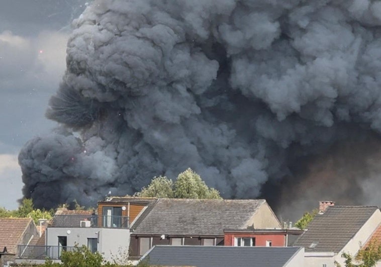 Los organizadores deciden mantener Tomorrowland a pesar del incendio del escenario central Los organizadores deciden mantener Tomorrowland a pesar del incendio del escenario central