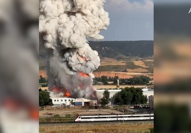 Emergencias envía una segunda alerta a los vecinos de Azuqueca, Alovera y Cabanillas por un cambio de viento en el incendio de baterías de litio y pilas Emergencias envía una segunda alerta a los vecinos de Azuqueca, Alovera y Cabanillas por un cambio de viento en el incendio de baterías de litio y pilas