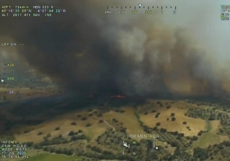 La UME se suma al incendio forestal de Méntrida (Toledo), que obliga a confinar a los vecinos de una urbanización y cortar la A-5 La UME se suma al incendio forestal de Méntrida (Toledo), que obliga a confinar a los vecinos de una urbanización y cortar la A-5