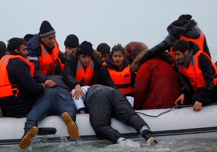 «Uno dentro, uno fuera»: Reino Unido y Francia acuerdan un trueque de inmigrantes «Uno dentro, uno fuera»: Reino Unido y Francia acuerdan un trueque de inmigrantes