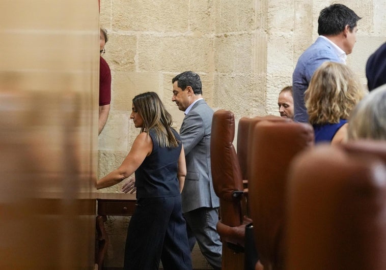 Juanma Moreno abandona el Parlamento «ante el bochornoso espectáculo que está dando el PSOE» Juanma Moreno abandona el Parlamento «ante el bochornoso espectáculo que está dando el PSOE»