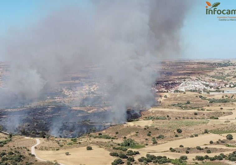 Evacúan a 100 vecinos de la urbanización Fuente Sauco por el incendio forestal de La Torre de Esteban Hambrán, que ha bajado a nivel 1 Evacúan a 100 vecinos de la urbanización Fuente Sauco por el incendio forestal de La Torre de Esteban Hambrán, que ha bajado a nivel 1