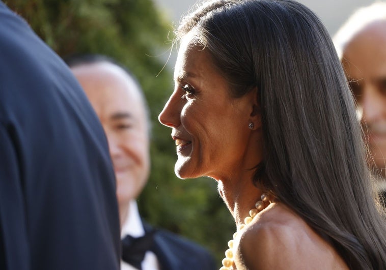 La Reina Letizia triunfa con un vestido negro de escote 'palabra de honor' en los premios Cavia 2025 La Reina Letizia triunfa con un vestido negro de escote ‘palabra de honor’ en los premios Cavia 2025